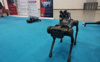 上海龙科技 中坚科技灵睿P1四足机器人亮相上海龙美术馆，科技赋能文物守护新场景